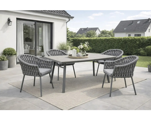 Gartenmöbel-Set mit Tisch und vier Sesseln auf einer Terrasse