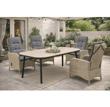 Gartensitzgruppe mit Esstisch und vier Korbsesseln mit Polsterauflagen auf einer Terrasse.