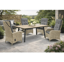 Gartensitzgruppe mit Tisch und vier Korbstühlen mit grauen Auflagen auf einer Terrasse