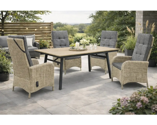 Gartensitzgruppe mit Tisch und vier Korbstühlen mit grauen Auflagen auf einer Terrasse