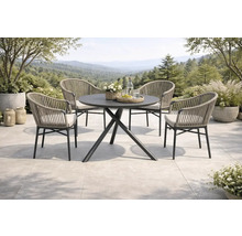 Gartenszene mit Esstisch und vier Stühlen vor einem Landschaftspanorama