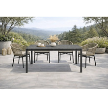 Gartensitzgruppe mit Esstisch und Stühlen auf einer Terrasse