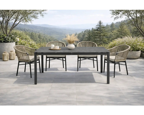 Gartensitzgruppe mit Esstisch und Stühlen auf einer Terrasse