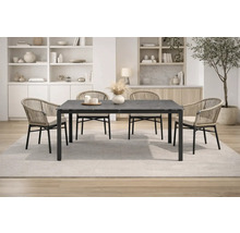 Esstisch mit vier Stühlen in einem hellen Esszimmer.