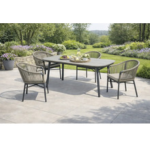 Gartenszene mit Esstisch und vier Stühlen im Freien