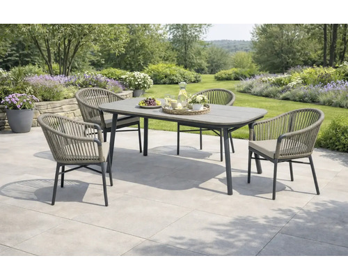 Gartenszene mit Esstisch und vier Stühlen im Freien