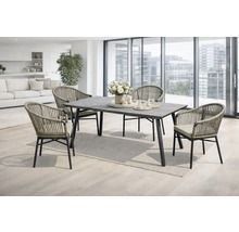 Esstisch mit vier Stühlen in einem hellen Wohnraum.