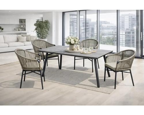 Esstisch mit vier Stühlen in einem hellen Wohnraum.