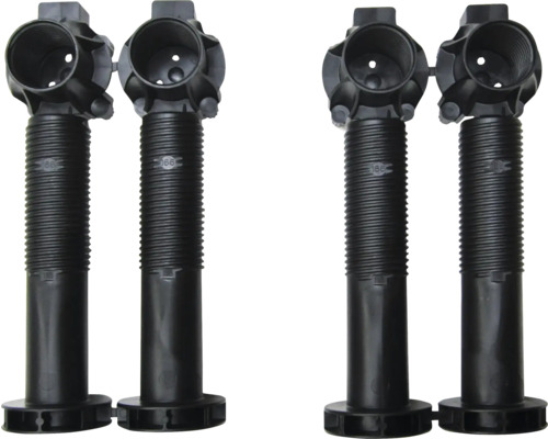 Set aus vier höhenverstellbaren Möbelfüßen aus schwarzem Kunststoff für Küchenschränke.