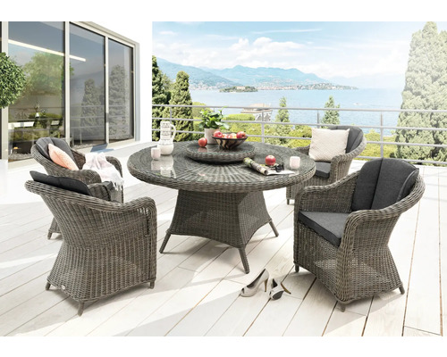 Terrasse mit Rattantisch, Rattanstühlen und Seeblick