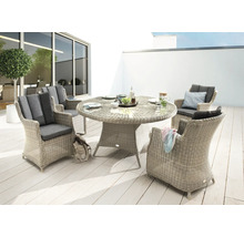 Runde Rattan-Gartentischgarnitur mit vier Sesseln auf einer Terrasse