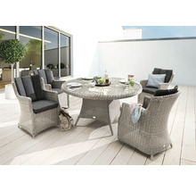 Gartenszene mit rundem Esstisch und Stühlen aus Rattan