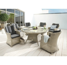 Gartenszene mit rundem Esstisch und sechs Stühlen aus Rattan mit grauen Polstern