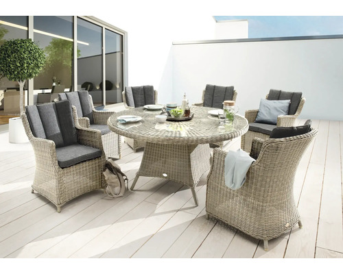 Gartenszene mit rundem Esstisch und sechs Stühlen aus Rattan mit grauen Polstern