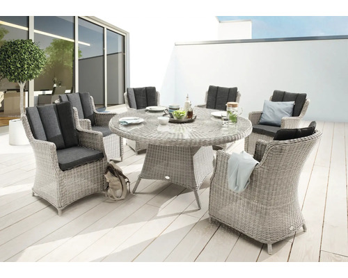 Runde Gartengarnitur mit Rattantisch, sechs Stühlen und grauen Sitzkissen auf Terrasse