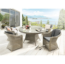 Terrasse mit Esstisch, Rattansesseln und Blick auf einen See