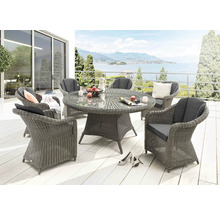 Gartensitzgruppe mit Rattansesseln und rundem Tisch auf einer Terrasse