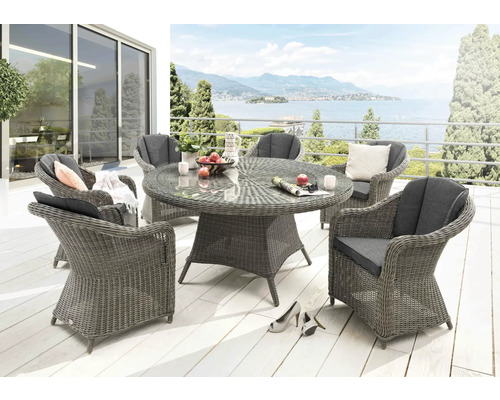 Gartensitzgruppe mit Rattansesseln und rundem Tisch auf einer Terrasse