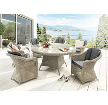Gartenmöbel-Set mit rundem Tisch und Korbsesseln auf einer Terrasse mit Seeblick