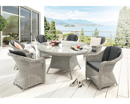 Gartensitzgruppe mit Tisch und Stühlen auf einer Terrasse mit Seeblick