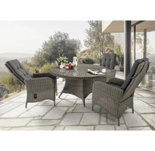 Gartensitzgruppe mit rundem Tisch und vier Sesseln aus Rattan auf einer Terrasse