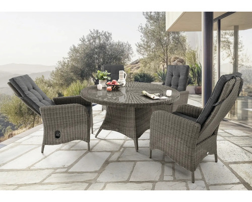 Gartensitzgruppe mit rundem Tisch und vier Sesseln aus Rattan auf einer Terrasse