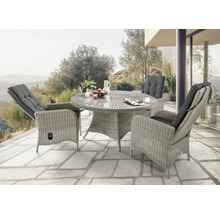 Gartensitzgruppe mit rundem Tisch und vier Sesseln mit Polsterauflagen auf einer Terrasse
