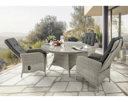 Gartensitzgruppe mit rundem Tisch und vier Sesseln mit Polsterauflagen auf einer Terrasse