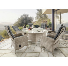 Gartensitzgruppe mit vier Sesseln und einem runden Tisch auf einer Terrasse.