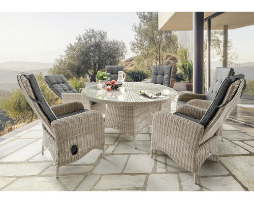 Gartensitzgruppe mit vier Sesseln und einem runden Tisch auf einer Terrasse.