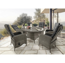 Gartenmöbelset mit rundem Tisch und Sesseln aus Rattan mit Polsterauflagen auf einer Terrasse