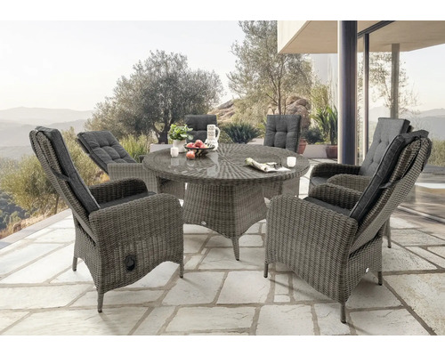 Gartenmöbelset mit rundem Tisch und Sesseln aus Rattan mit Polsterauflagen auf einer Terrasse