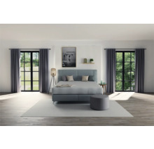 Schlafzimmer mit Boxspringbett, Vorhängen und Dekoration