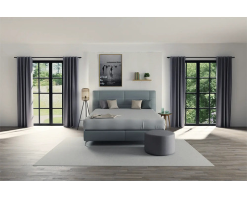 Schlafzimmer mit Boxspringbett, Vorhängen und Dekoration