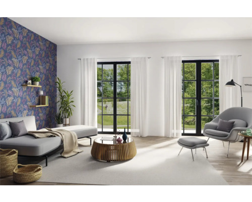 Modernes Wohnzimmer mit Sofa, Sessel, Couchtisch und floraler Tapete