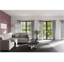 Wohnzimmer mit Ecksofa, Couchtisch und Vorhängen vor Fenstern