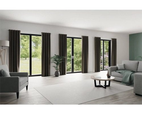 Wohnzimmer mit Fenster, Gardinen, Sofa und Couchtisch