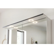 Spiegelschrank mit Beleuchtung im Badezimmer