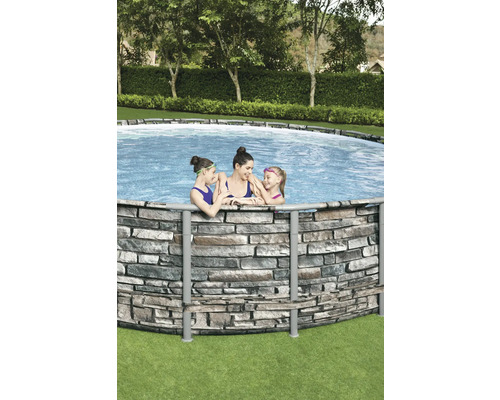 Rundes Aufstellbecken mit Steinwandoptik und badenden Personen