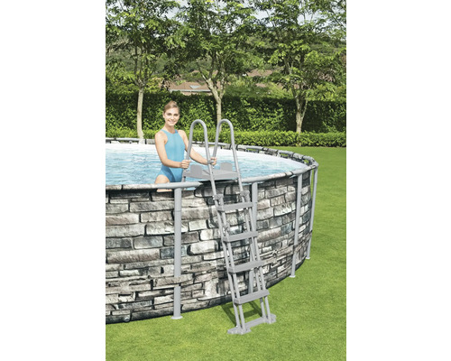 Aufstellpool mit Steinoptik und Leiter im Garten mit Frau