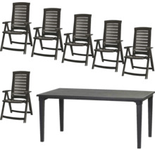 Gartenmöbel-Set aus Kunststoff mit einem rechteckigen Tisch und sechs Hochlehner-Stühlen.