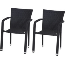 Zwei schwarze Gartenstühle aus Polyrattan mit Armlehnen.