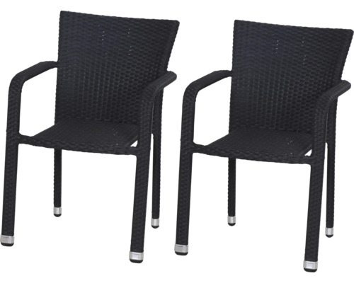Zwei schwarze Gartenstühle aus Polyrattan mit Armlehnen.