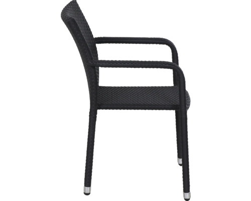 Gartenstuhl mit Armlehnen aus schwarzem Polyrattan-Geflecht in Seitenansicht.