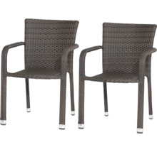 Zwei Gartenstühle aus braunem Poly-Rattan-Geflecht mit Armlehnen und Metallkappen an den Füßen.