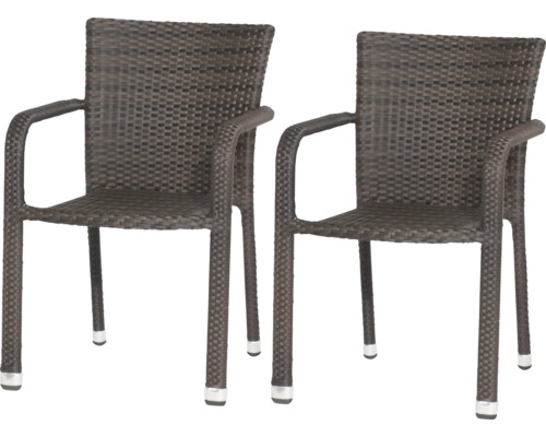 Zwei Gartenstühle aus braunem Poly-Rattan-Geflecht mit Armlehnen und Metallkappen an den Füßen.