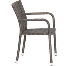 Gartenstuhl mit Armlehnen aus braunem Polyrattan Geflecht.