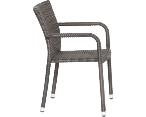 Gartenstuhl mit Armlehnen aus braunem Polyrattan Geflecht.