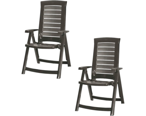 Zwei dunkelbraune Gartenklappsessel aus Kunststoff mit hohen Rückenlehnen und Armlehnen.