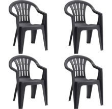 Set aus vier Gartenstühlen aus Kunststoff mit Armlehnen und geschlitzter Rückenlehne.
